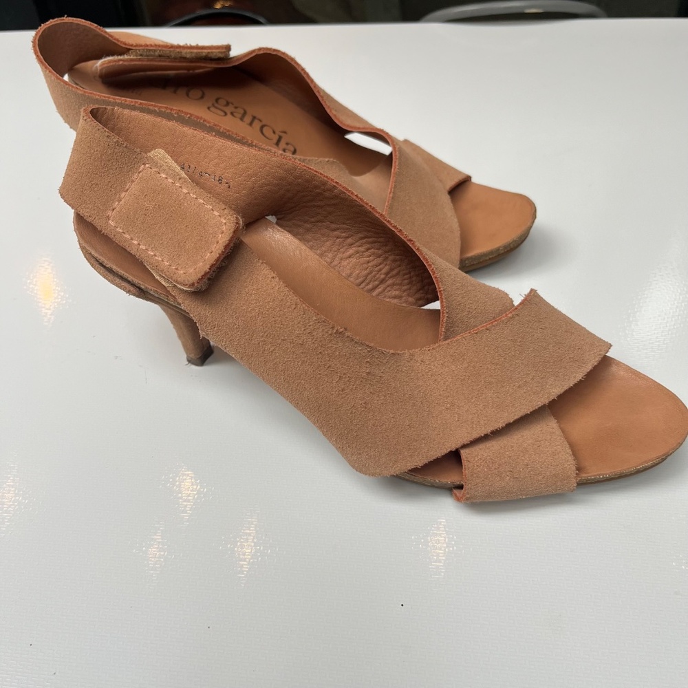 Pedro Garcia Libby Crisscross Tan / Nude Suede Sling Back Heels, Size 38.5 / 8.5